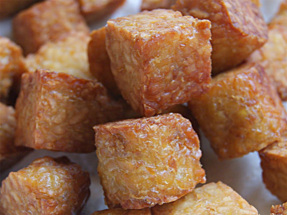 Low-FODMAP tempeh cubes fried in garlic oil
